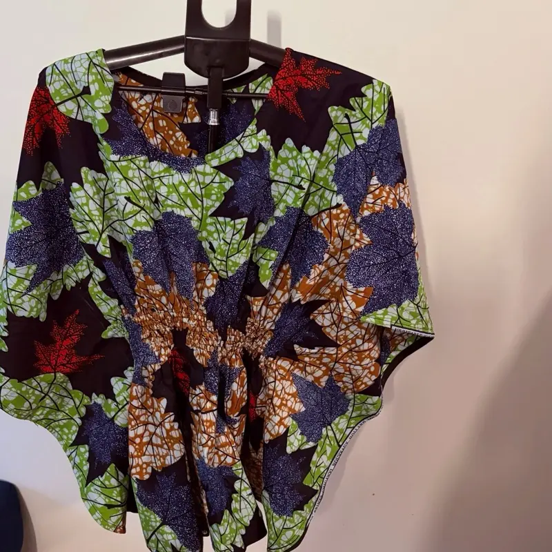 Women’s L size Ankara multi-color leaf print kimono style busted hemline top.