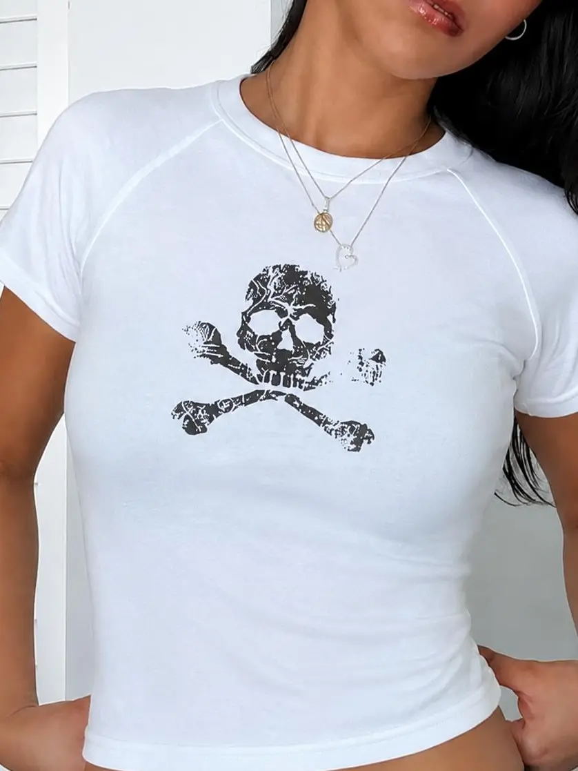 Women’s White Stretch Polyester Raglan Crop Top, Vintage Distressed Skull & Crossbones Grunge Graphic Print Slim Fit Y2K Gothic Baby Tee Punk Alt Streetwear Short Sleeve Crop T-Shirt For Daily Club Outfits