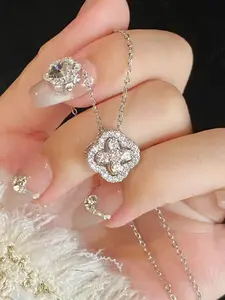 Women's Lucky Four-Leaf Clover Necklace, Adjustable Flower Design, Multiple Wear Styles, Luxurious Fashion Collar Chain