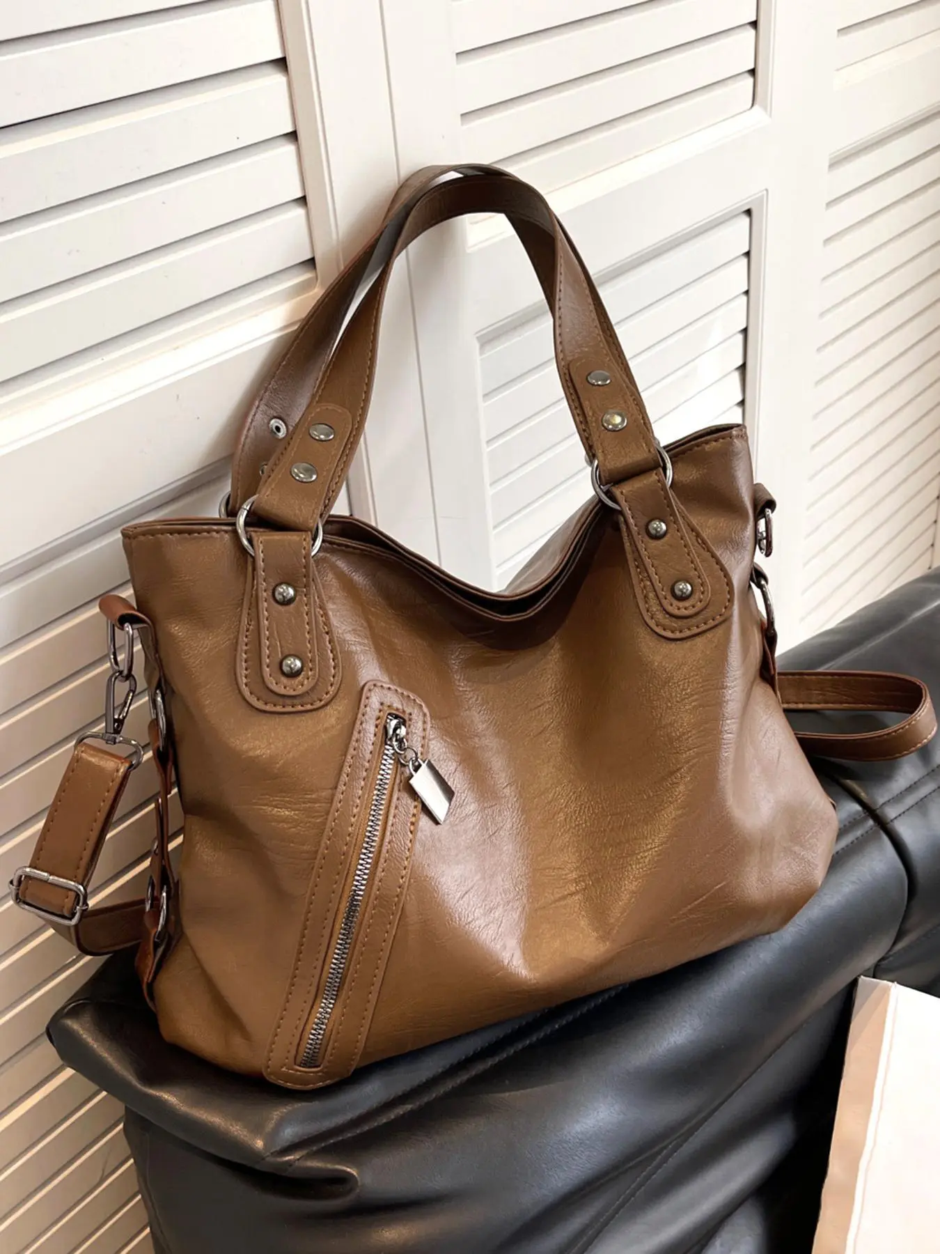 retro handbag, metal rivet decorated handbag shoulder bag, double rivet shoulder strap practical shoulder bag, Elegant commuter bag, fashionable and classic with multiple colors to choose from, suitable for daily commuting, shopping, etc.