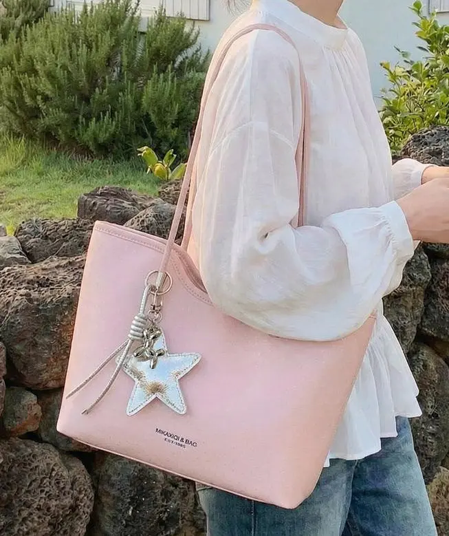 Korean-style tote bag with star charm, soft leather underarm commuter bag, versatile large-capacity shoulder bag for students