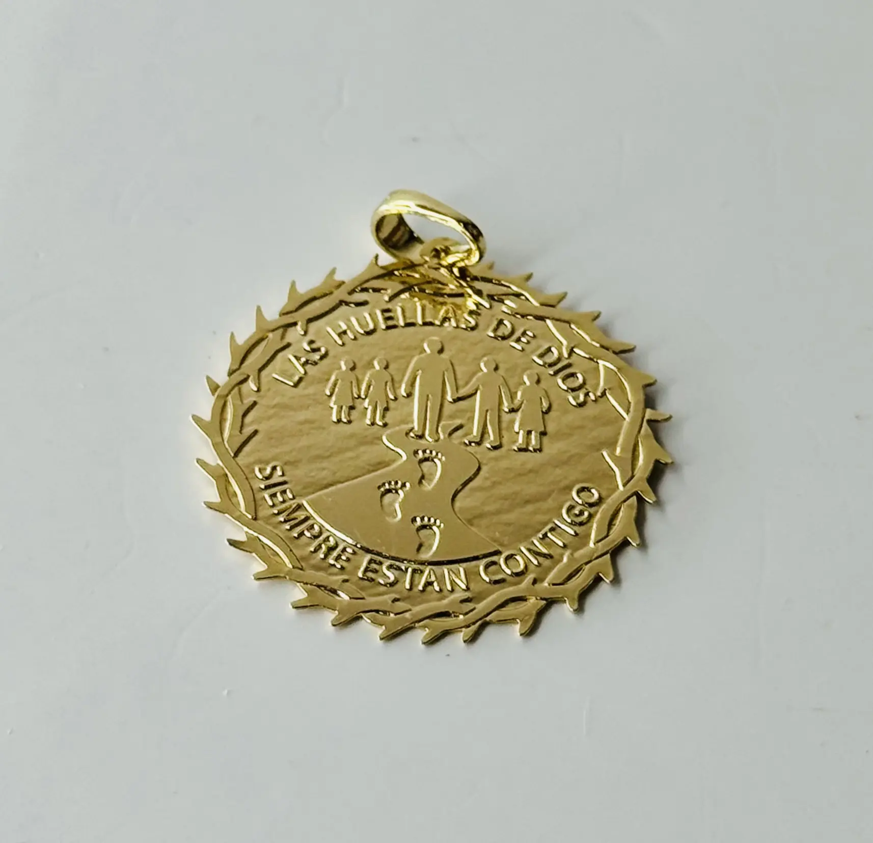 Las Huellas de Dios Gold Laminated Pendant with Family Design and Inspirational Message Siempre Estan Contigo for Adults Elegant and Luxurious Accessory - Cross Jewelry Print