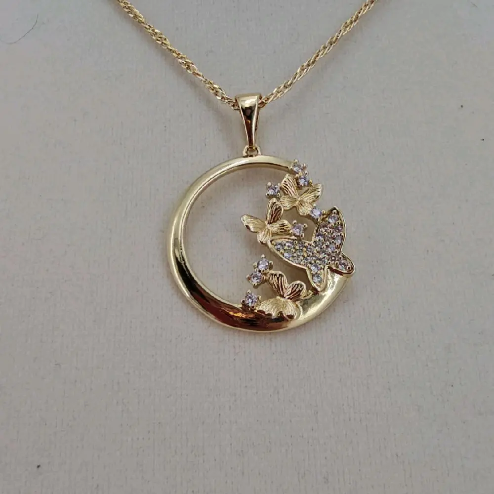 (33) #1. 14K Goldplated butterflies pendant and chain. (33) #1. 14K Goldplated butterflies pendant and chain.