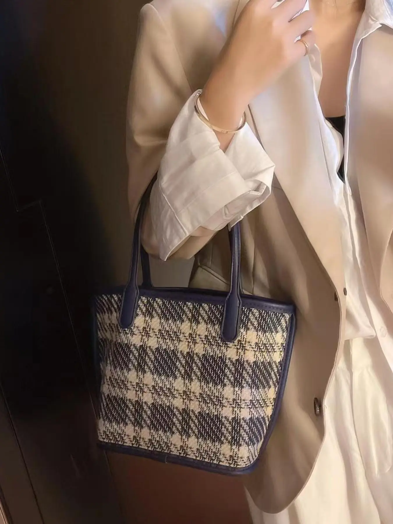 New Fashion Trend Houndstooth Pattern Tote Bag with Matching Pouch, Suitable for Daily Commuting and Traveling