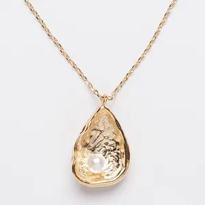 Gold Shell | Pendant Necklace with Pearl