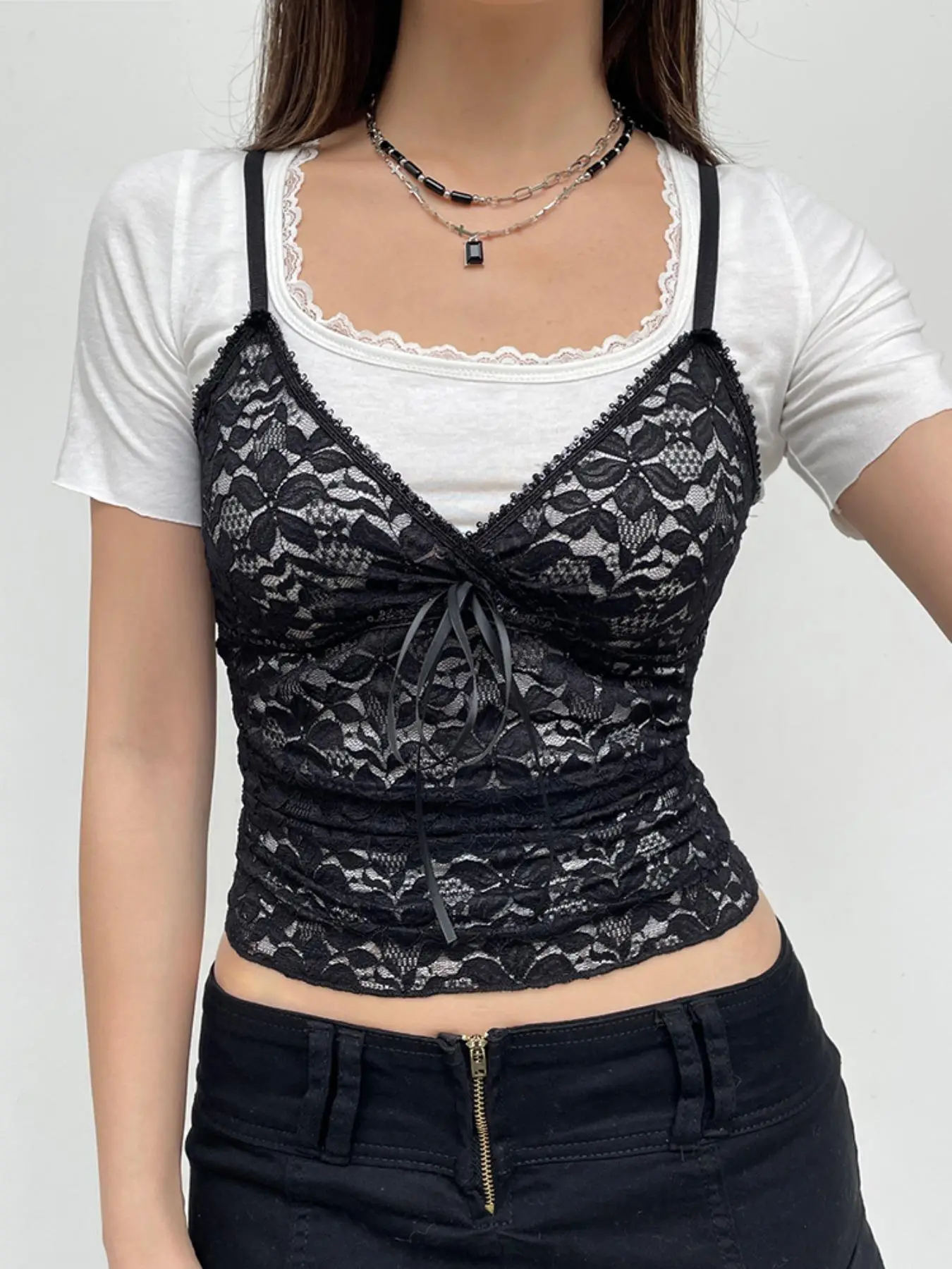 Women's Floral Lace Bow Decor Cami Top, Elegant Slim-fitting Spaghetti Strap Sleeveless Top for Dating Daily Wear, Cute Crop Tops, Summer Outfits 2024