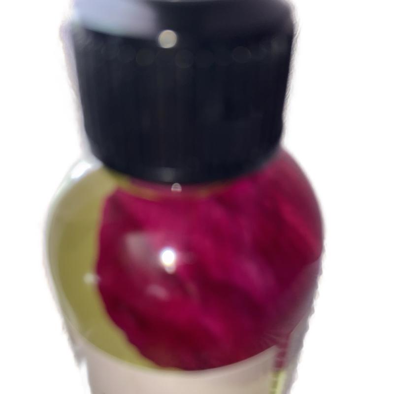 Natural rose oil for hair growth using 100% natural ingredients. Hydrate and Moisturizing natural rose oil. Gentle Haircare