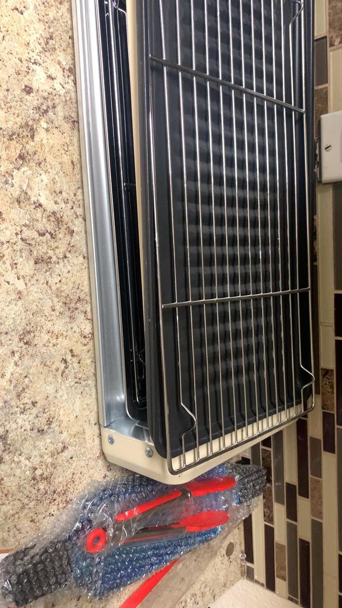 Item: White (with food clip and 4 hand plates)