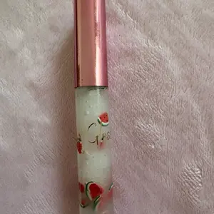Lux Gloss - Lightweight Lip Gloss with Straw Tube, Comfortable Application, and Fruit Design Cosmetic