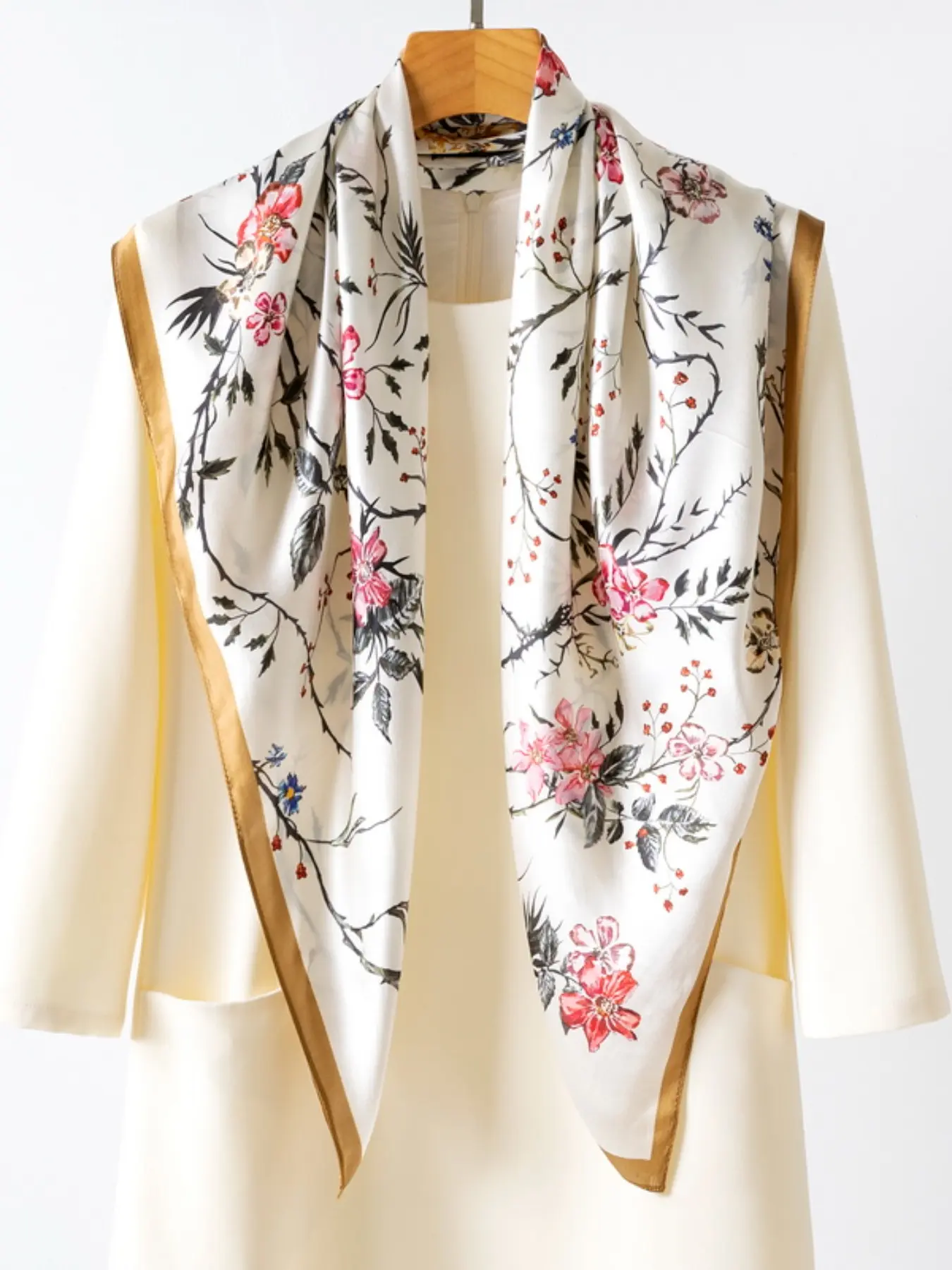 Women's Silk Scarf 90cm Large Size, Soft Skin-Friendly Fashion Print, High-Quality Mulberry Silk Square Towel, Perfect for Outdoor Wear