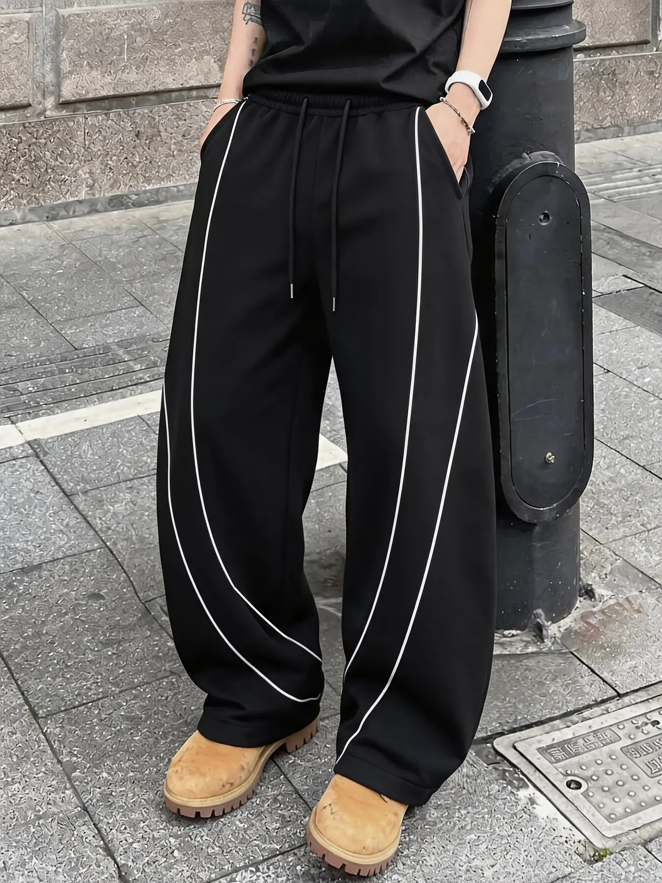 Men's Contrast Stripe Sweatpants Street Hip Hop Style Loose Fit Wide Leg Track Pants Elastic Waist Drawstring Casual Athletic Trousers Y2K Urban Fashion Everyday Training Lounge Dance Skate Workout Bottoms Unisex Baggy Jogger Pants with Curved Stripe Trim