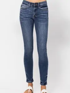 Judy Blue  82252 Women's Mid-Rise Elastic Slim Fit Straight Denim Skinny Jeans  Casual Everyday Style with Pocket Basic Jean Bottom Check Dressy Feminine Leg Love