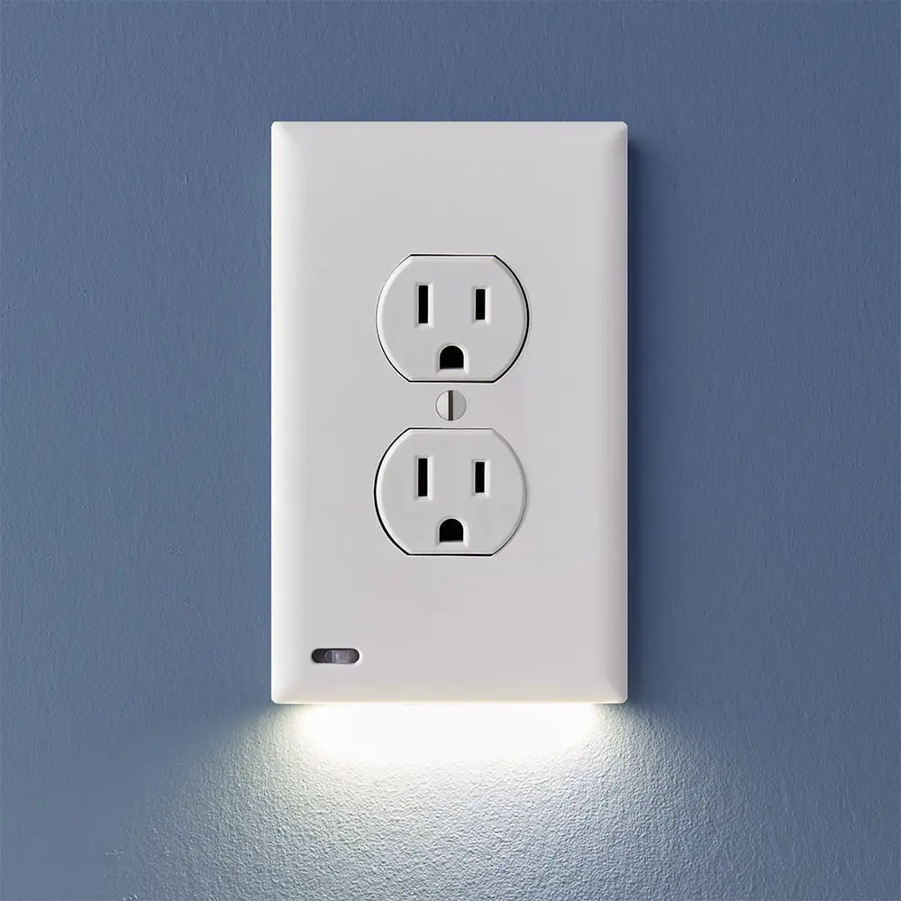 GuideLight PLUS - Automatic on/off Pathway and Accent Lighting Outlet Cover