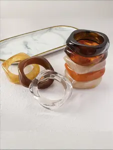 Vintage Acrylic Resin Bracelet for Women, High-End Elegant Band, Unique Style, Small Crowd Exclusive Jewelry Accessory