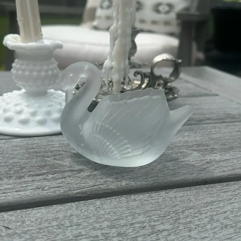 Vintage Frosted Glass Swan Candleholder - Classic Design for Home Decor