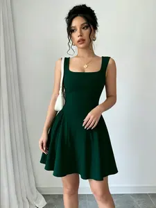 A women's fashionable green temperament waist cinching sleeveless short dress, with a sharp cut outlining the waistline, suitable for commuting to work, shopping, and outdoor wear