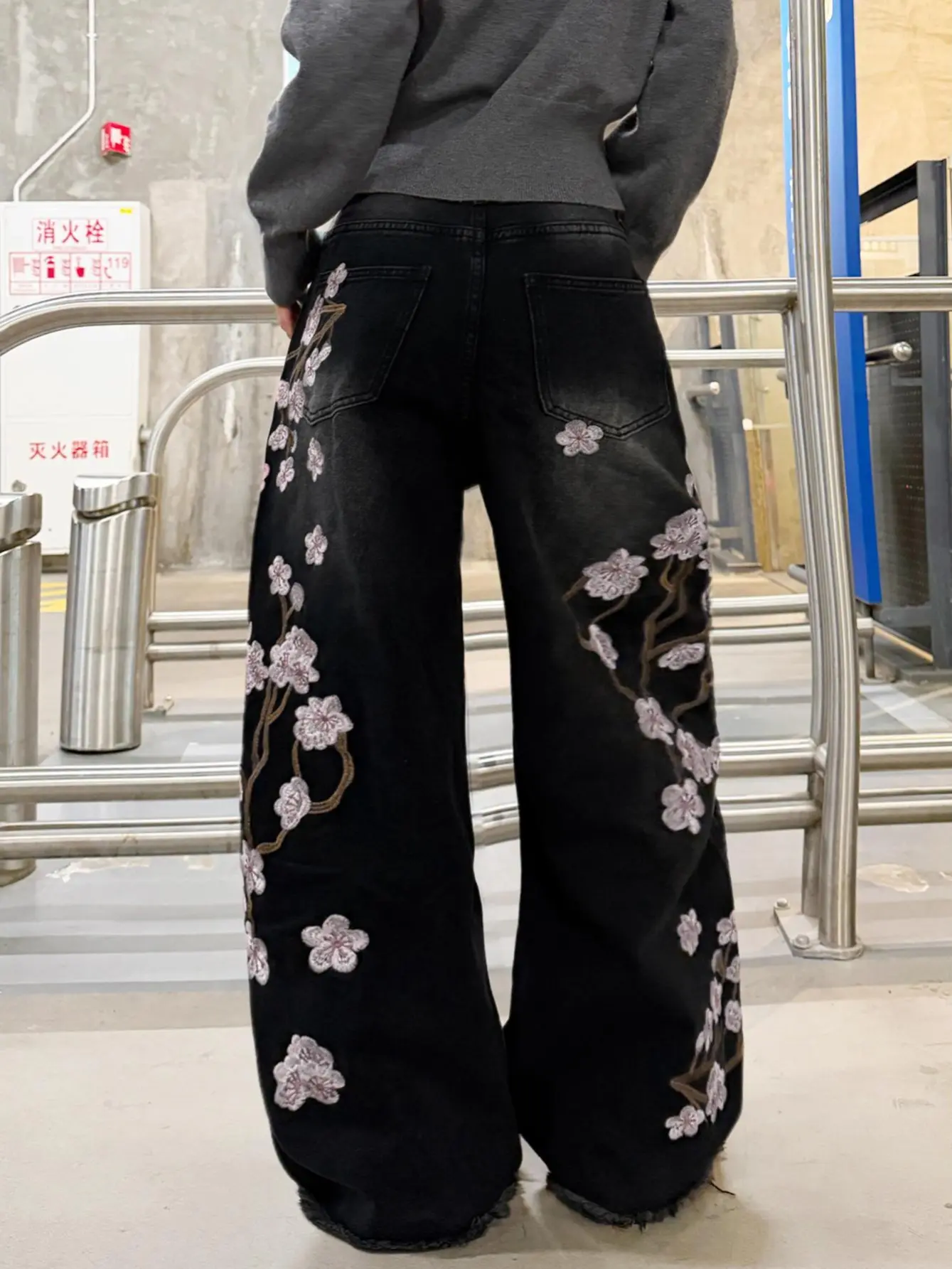 Women’s High Waist Baggy Wide Leg Denim Pants with Back Cherry Blossom Floral Embroidery, Cotton Blend Dark Raw Wash Jeans, Y2K Vintage Oversized Loose Fit Trousers, Streetwear Casual Fashion Pants