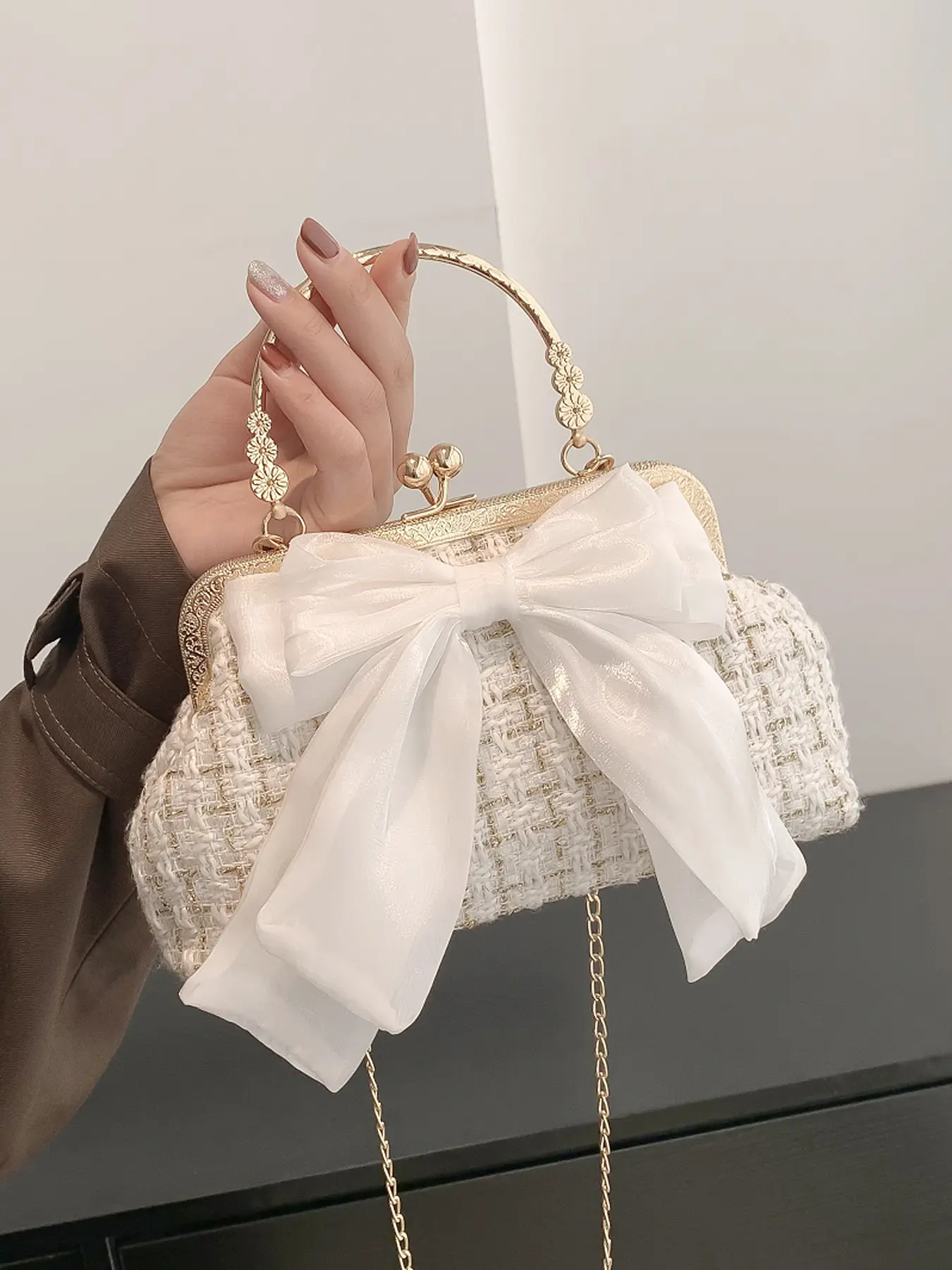 Sweet textured tweed butterfly handbags, metal handle chain evening bags, exquisite  fashionable versatile crossbody bags  mobile phone bags, Casual trendy purse, Crossbody Shoulder Bags are suitable for dinner parties, shopping dates, afternoon tea, etc.
