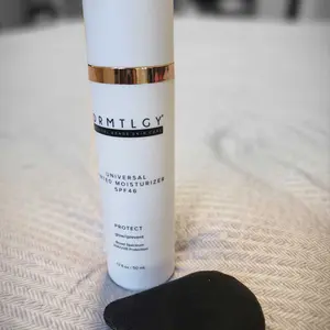 Product Review of DRMTLGY Universal Tinted Moisturizer SPF 46 - 1.7 fl oz Hydrate Skincare Hydrate Skincare Sunscreen Hyaluronic from Y**a Q**s
