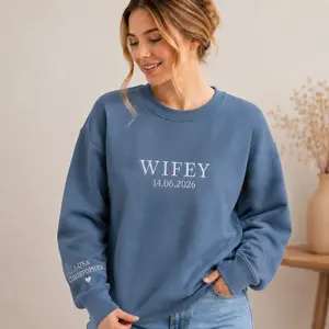 Custom Wifey and Hubby Embroidered Sweatshirt, Matching Couples Crewneck, Mrs and Mrs Sweatshirt, Girlfriend Gift, Unisex Wedding Gift Crewneck