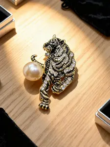 Elegant Tiger Brooch Pin, Creative Animal Lapel Pin, Unisex Clothing Accessory, Versatile Fashion Jewelry for Men and Women
