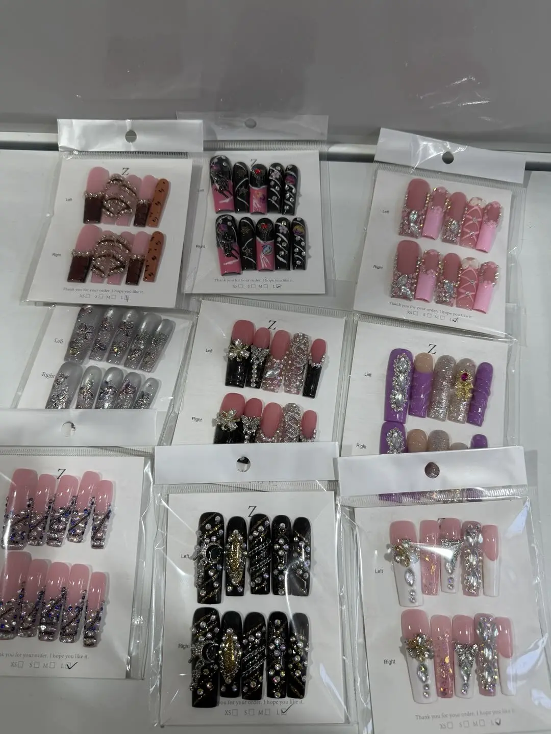 Una(16239)gc.40$ get 10 pairs of random super long nails. We have different styles.