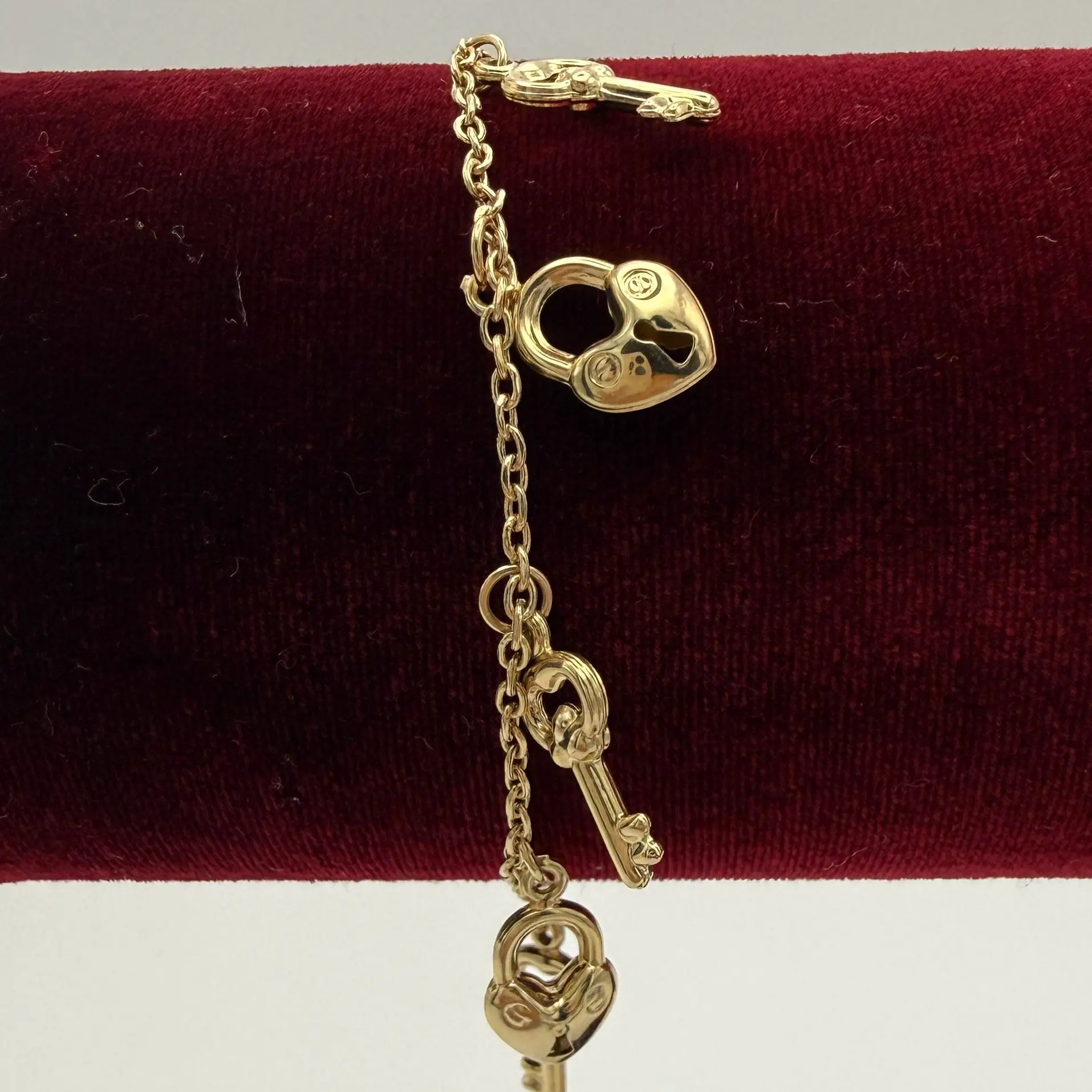 Gold bracelet 14kt.Lock key style size 7-8