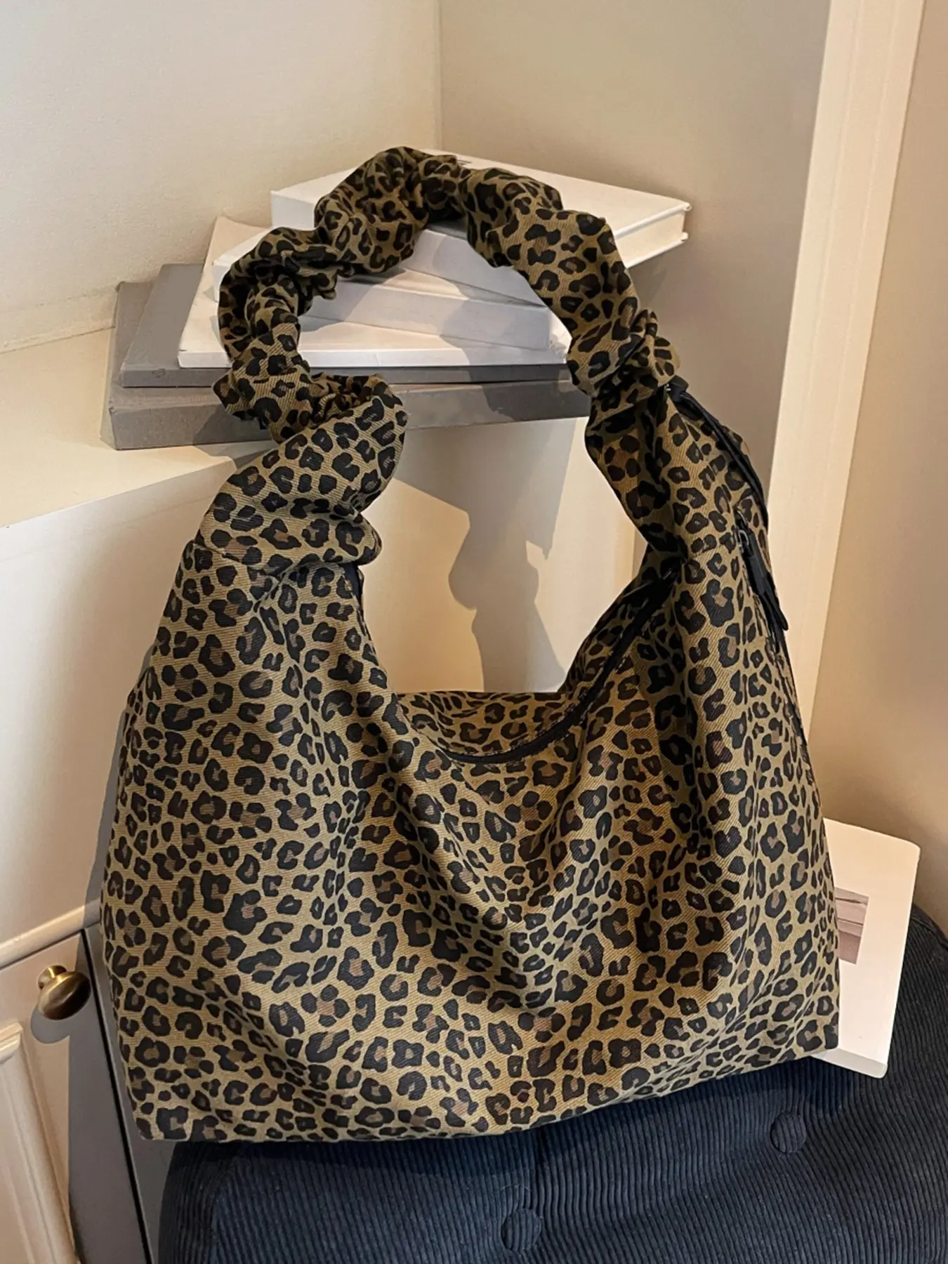 Stylish  simple leopard-print one-shoulder tote bag, niche design feeling lazy wind leisure versatile one-shoulder messenger bag, classic everyday versatile handbag, suitable for student   classes, shopping and so on.