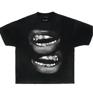 [100% Cotton][Graphic Tee]Grin Fang Mouth Garment-Dyed  Shirt