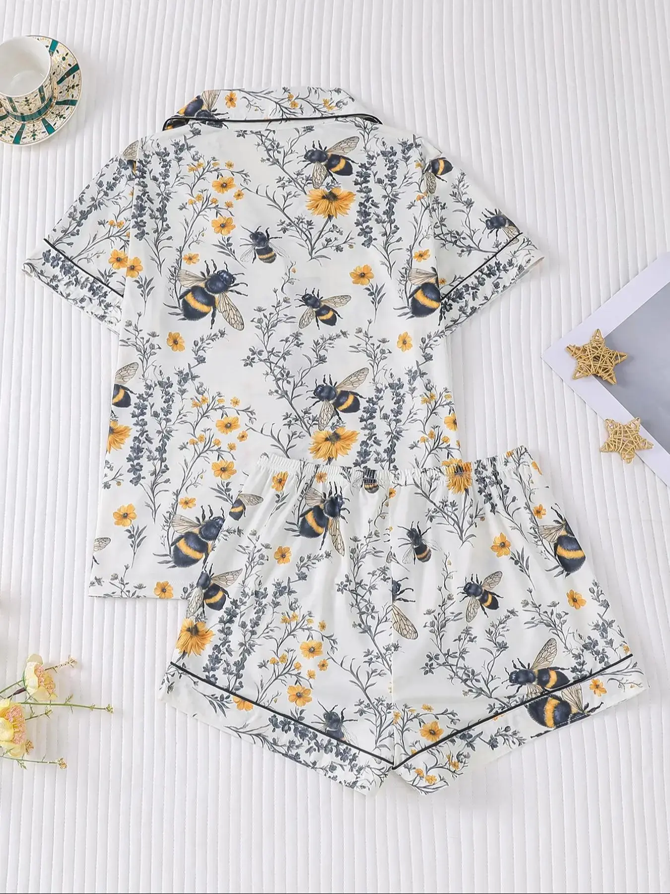 Women's All Over Plants & Bee Print Short Sleeve Pajama Two-piece Set, Loungewear, Elegant Casual Comfy Button Front Pocket Design Lapel Neck Top & Elastic Waist Shorts PJ Set, Ladies Sleepwear for All Seasons
