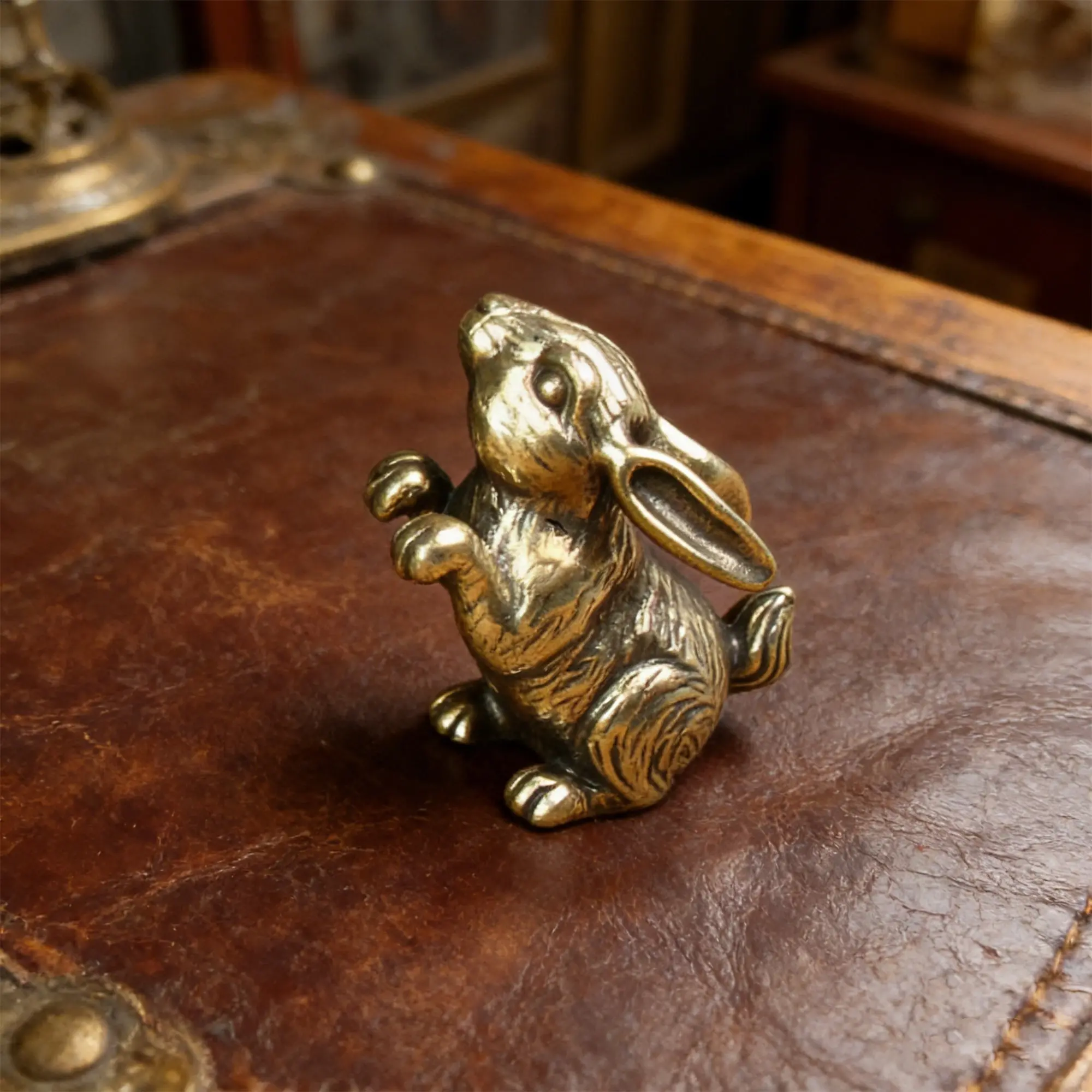 Vintage Metal Rabbit Ornament Statue Personalized Lucky Rabbit Bunny Figurines Small Desk Decor for Office Year of the Rabbit Decoration Items