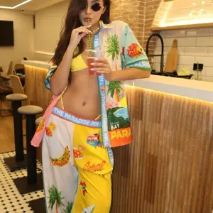 Summer Escape Set - Estampado Tropical Multicolor Paradise Inn Bay Yellow Shorts & Multicolored Top Ensemble Suits Pants Womenswear