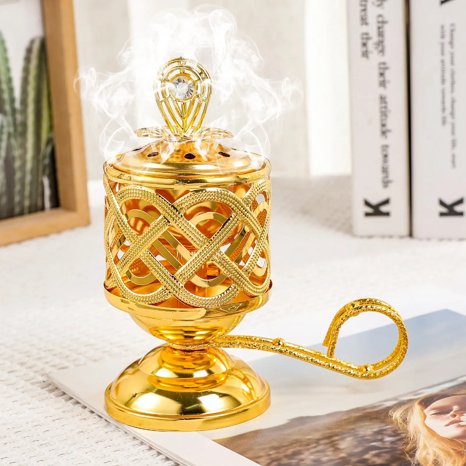 1PC Golden Hollow Metal Incense Burner, Bakhoor Incense Burners, Middle Eastern Style Scented Aromatherapy Furnace, Household Agarwood & Sandalwood Incense Holder, Desktop Decorative Ornament, Scented Home Fragrance, Room Fragrance