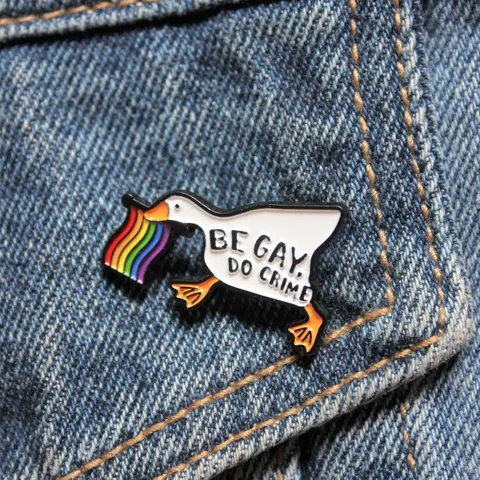Cartoon Duck Design Brooch, Cute Rainbow Flag Decor Badge, Fashion Alloy Badge for Clothes Backpack Hat Bag Decor, Trendy Exquisite Brooch for Birthday Gift, Hat Pins, Fashion Accessory