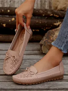 A pair of women's new spring and autumn round-toe, flat-soled, low-cut, soft-soled slip-on shoes with bow decoration, stitched design, hollowed-out, lightweight, comfortable casual shoes, granny shoes, Slip On Style, Low Top, Footwear
