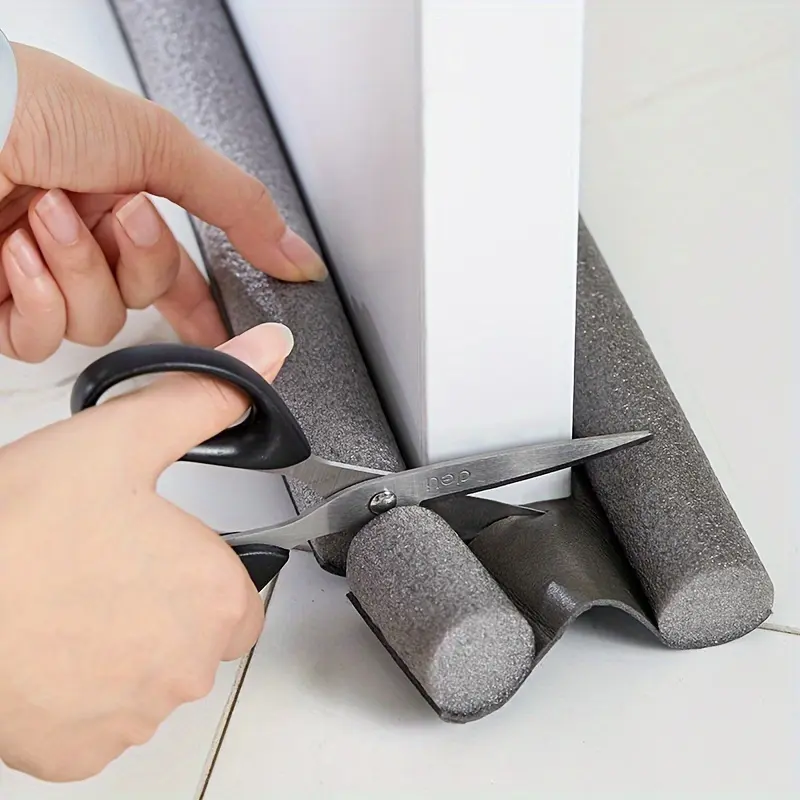 One piece of bottom door sealant - thickened, wear-resistant, flexible, windproof, dustproof, soundproof. Automatically rebounds and does not stick to the door. Made of plastic material.