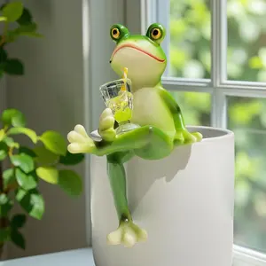 A juice frog statue, a cute resin decoration. Suitable for outdoor courtyards, indoor flower pots, balconies, and gardens, it features a unique natural style, making it an excellent gift for gardening enthusiasts .