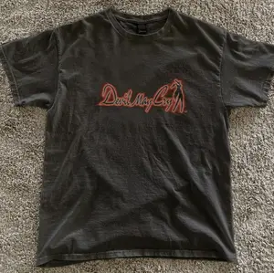 Devil May Cry Glowing Red Logo T-Shirt, Game Graphic Tees, Unisex Tshirt, Fashion Trends Shirt, Gifts Shirt, Menswear Womenswear Streetwear, Aesthetic, Heavyweight Cotton Comfort Top Regular Fit Y2k Outfit Outdoor Affliction Clothes