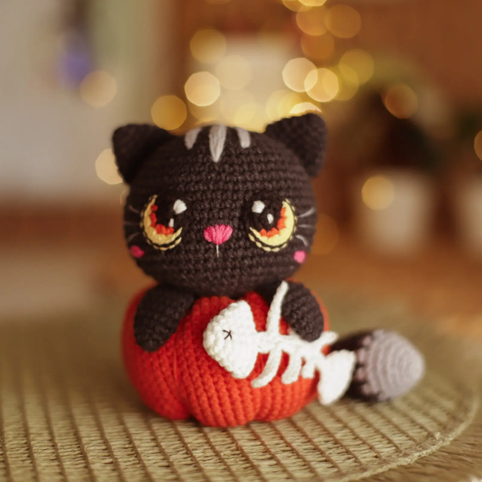 Halloween Cat Amigurumi – Handmade Plush with Pumpkin & Skeleton Fish