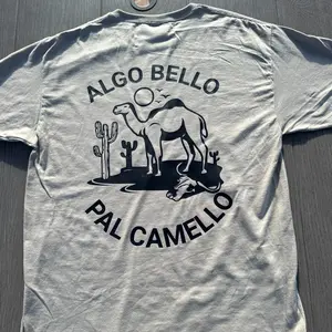 NM Creations. Camiseta algo bello pal camello