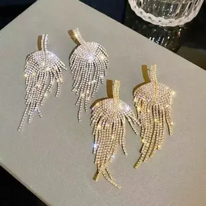 ANDKISS Hypoallergenic non-tarnish minimalist earrings for women – European-American leaf tassel drops, Figaro chain, lightweight luxury. Girly accessories. Gift for her.