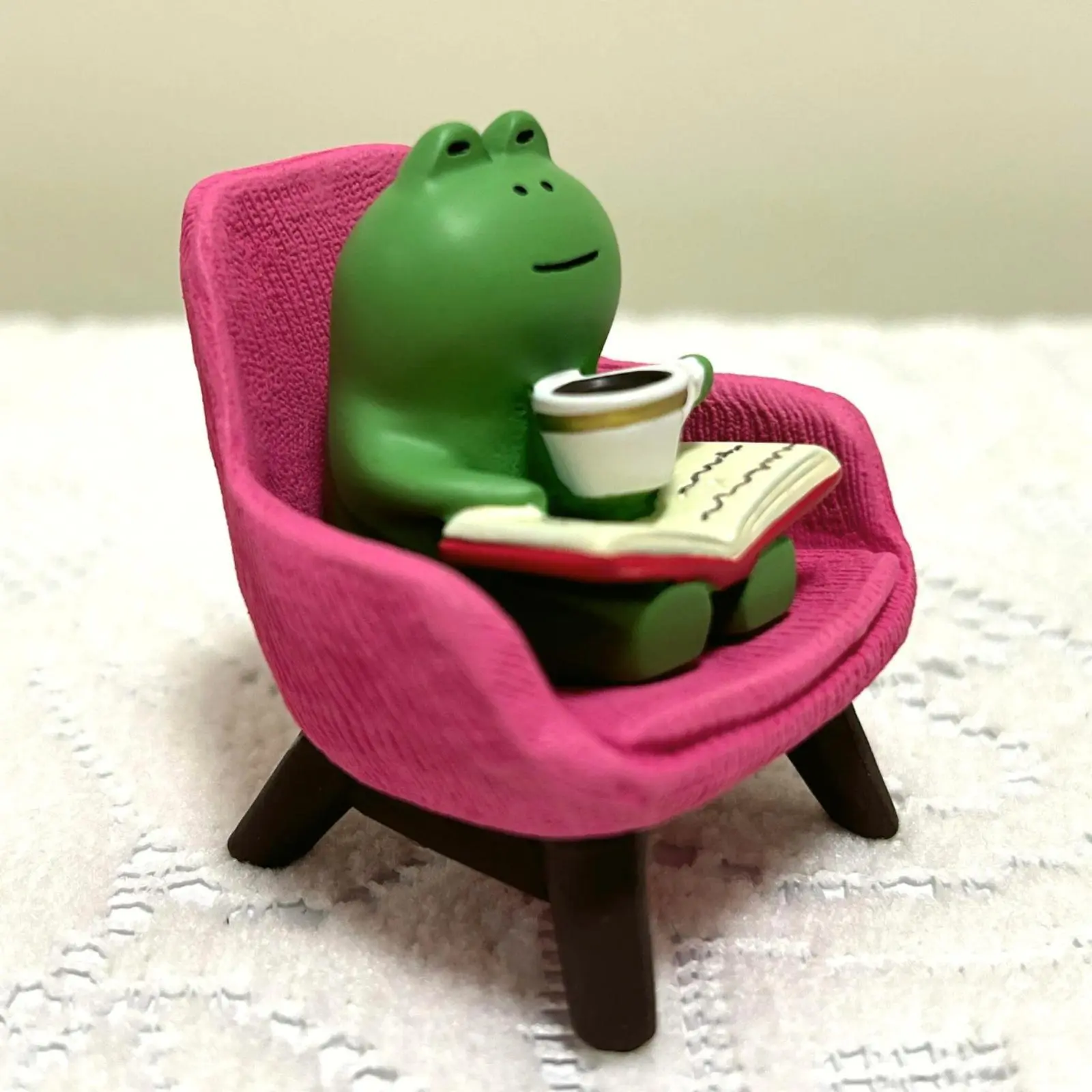 Tiny Frog Figurine with Pink Chair for Office Desk Decor, Mini Frog Trinkets Funny Gifts for Women, Cute Miniature Figurine Gift for Frog Lovers, for Mom Coworker