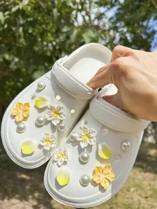 18 Piece Flower Pearl Shoe Clips DIY Decorations, Multifunctional Shoes Accessories for Women Wedge Sandals Slippers Beach Bags, Shoe Charms