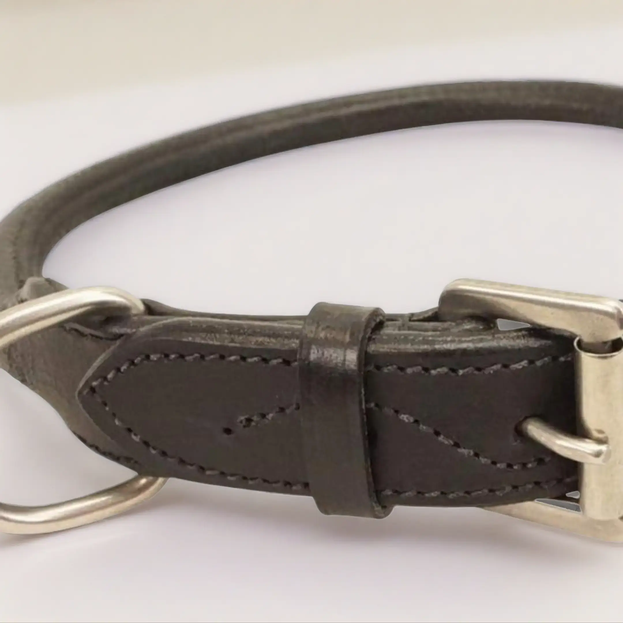 Derby Originals Solid Round Rolled Leather Dog Collar with Stainless Steel Rolled Buckle for Comfort, Black, XS-8in, S-10in-12in, M-14in-16in, L-18in-20in, XL-22in-24in, Ideal for Large Dogs, M- 14”-16”, Collars