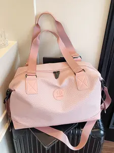 Niche design contrast color short-distance travel bag, large capacity fitness business trip handbag, fashionable travel lightweight handbag messenger bag, Fashionable duffel bag, suitable for sports yoga enthusiasts, travel business trips