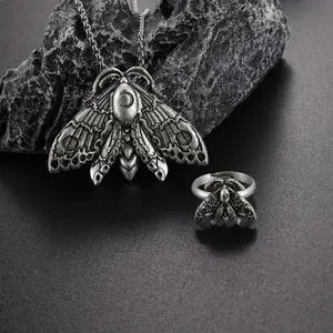 [Halloween selection] Retro Gothic style necklace Halloween unisex crescent moth ring necklace mysterious unique insect design