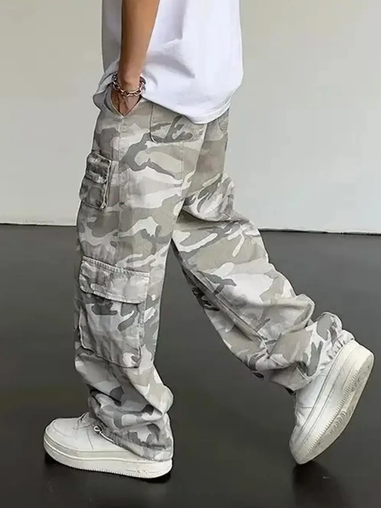 Men’s baggy light gray camouflage cargo pants, wide leg, multi pockets, adjustable ankle, casual streetwear loose straight trousers for men Menswear Pants Man Trouser Pocket Operator Camo Camouflage