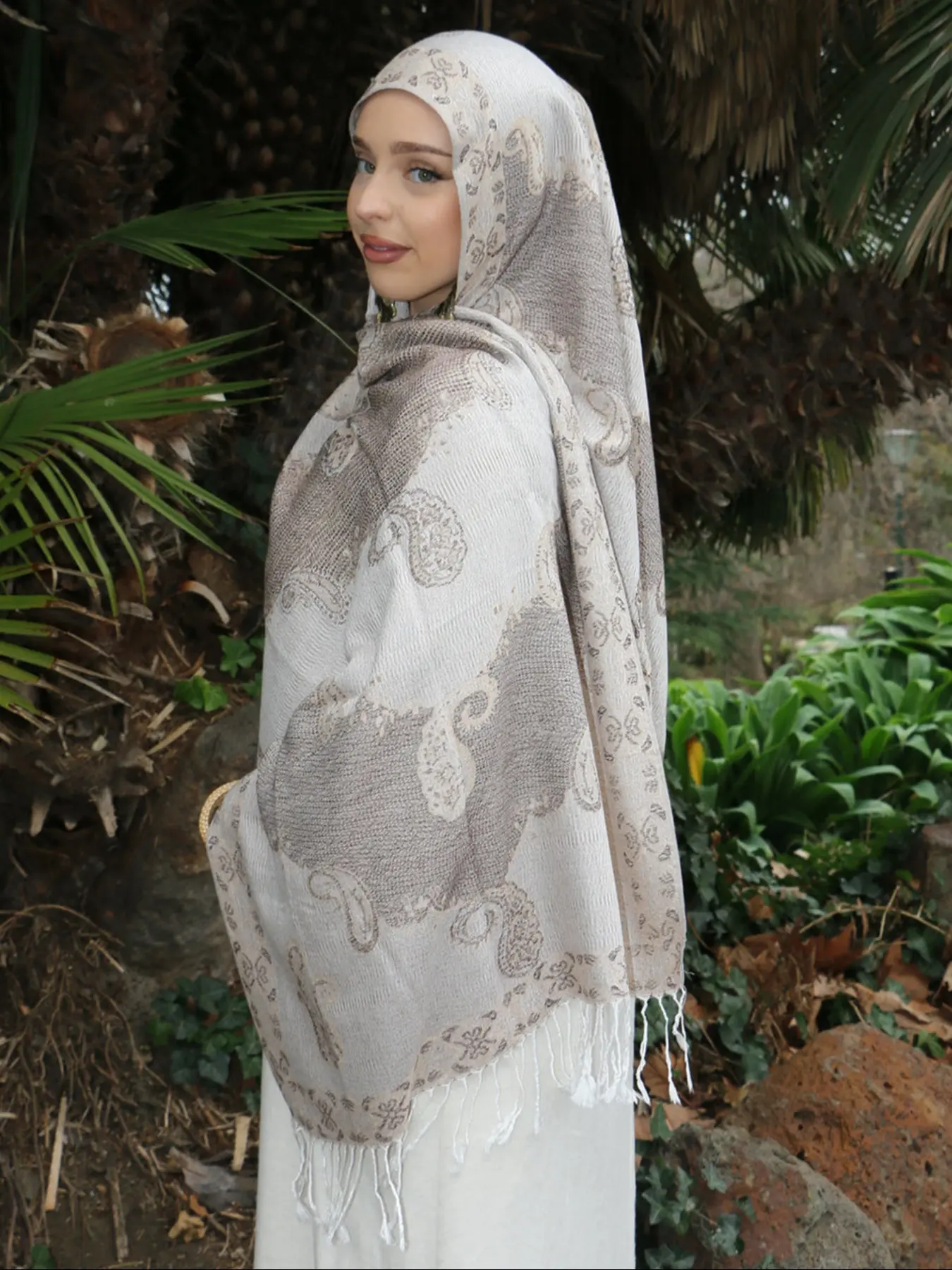 Women's Fashionable Winter Jacquard Scarf, Thick Warm Headscarf, Windproof Shawl, Muslim Hijab, Turban Hijab, Versatile and Stylish Accessory, Polyester Scarf, Beige
