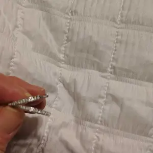 Product Review of Cate & Chloe Bianca 18k White Gold Plated 25mm Hoop Earrings for Women – 34 Simulated Diamond Crystal Hoops – Hypoallergenic, Lead & Nickel Free Lightweight Earrings with Secure Latch Back – Premium Gift Box Included, American Owned Brand from T**y h**❌