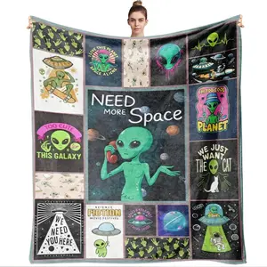 This alien-themed blanket uses high-definition digital printing technology, integrating various interesting alien elements such as green aliens, flying saucers, planets, astronauts and other patterns,